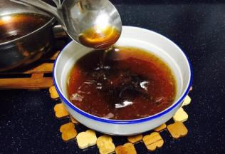 将汤头盛到碗里并按照自己的口味调味。