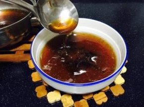 将汤头盛到碗里并按照自己的口味调味。