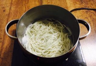 锅里放水，大火煮开，放入面条，煮至沸腾关火，盖上锅盖焖4分钟。
