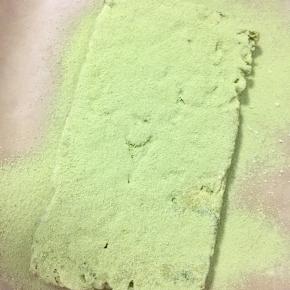 表面撒上混合抹茶粉的奶粉