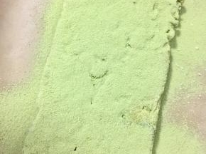 表面撒上混合抹茶粉的奶粉