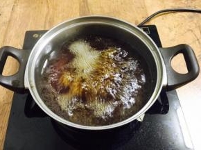 将半碗酱牛的汤和半碗水放到锅里加热至沸腾，制成汤头。