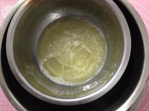 隔水加热至白砂糖完全融化后取出（水不可太烫，以免烫熟蛋白）