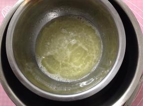 隔水加热至白砂糖完全融化后取出（水不可太烫，以免烫熟蛋白）