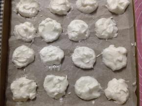 用小勺取适量蛋白放入铺好油纸的烤盘中，建议做的时候蛋白直径大致控制在3厘米左右