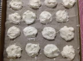 用小勺取适量蛋白放入铺好油纸的烤盘中，建议做的时候蛋白直径大致控制在3厘米左右