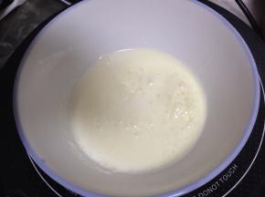 将120克淡奶油倒入容器中煮开