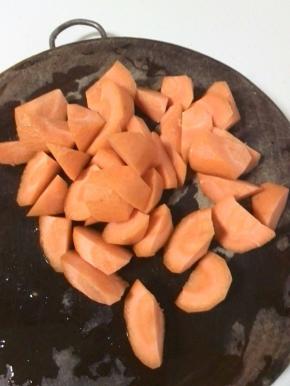 胡萝卜洗净去掉外皮，切滚刀块