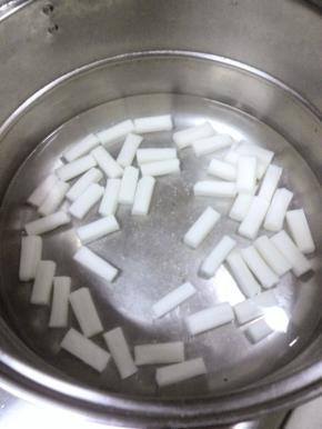 烧一锅水，放入年糕煮；