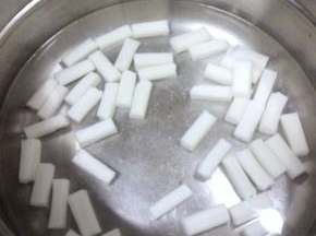 烧一锅水，放入年糕煮；