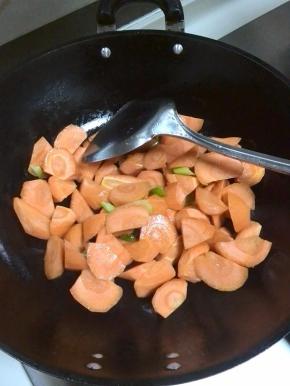 炒锅入油，放入葱花炒出香味；放入胡萝卜翻炒