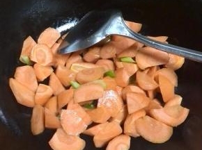 炒锅入油，放入葱花炒出香味；放入胡萝卜翻炒