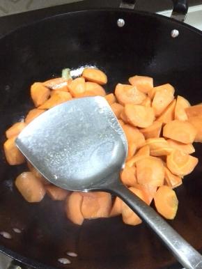 用锅铲顺着锅边加入少量的清水