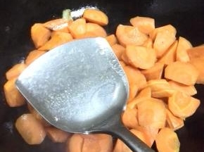 用锅铲顺着锅边加入少量的清水