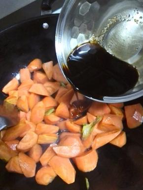 翻炒片刻，倒入调好的料汁（酱油、蚝油、白糖提前调拌在小碗里）