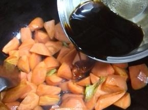 翻炒片刻，倒入调好的料汁（酱油、蚝油、白糖提前调拌在小碗里）