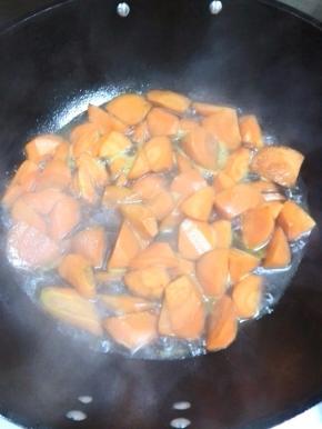 加入适量的清水，盖盖，大约炖10分钟；