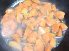 加入适量的清水，盖盖，大约炖10分钟；