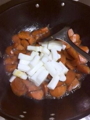 炖至胡萝卜已断生时，放入年糕继续炖