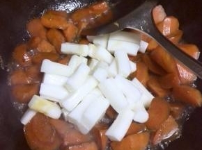 炖至胡萝卜已断生时，放入年糕继续炖