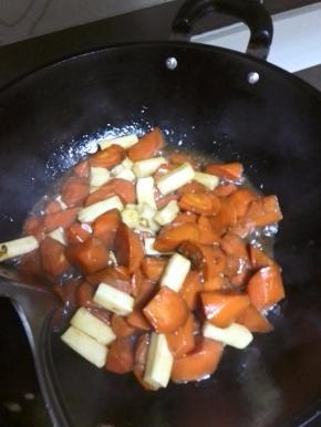 待年糕全部沾上汤汁，即可起锅