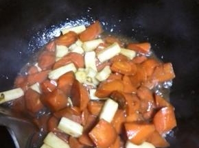 待年糕全部沾上汤汁，即可起锅