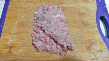 将鱼肉剁成鱼糜；