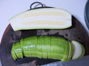 西葫芦洗净，削掉外皮的疤痕，对切两半，再切成稍厚一点的片