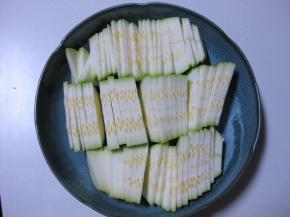 皮朝下摆放容器中