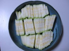 皮朝下摆放容器中