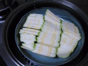 入蒸锅蒸，水开后中大火蒸7-8分钟