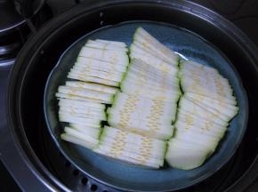 入蒸锅蒸，水开后中大火蒸7-8分钟