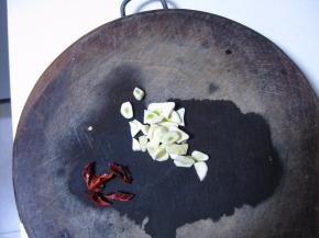 蒜切片、干红椒切碎；