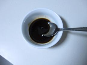 蚝油、生抽、白糖全部放在调料碗里，搅拌均匀