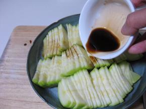 蒸菜若出水很多，可倒掉一部分；把调好的料汁浇在西葫芦上