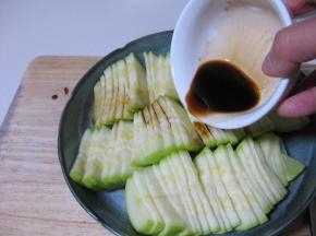 蒸菜若出水很多，可倒掉一部分；把调好的料汁浇在西葫芦上