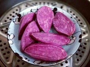 首先将紫薯去皮，洗干净。从中间切开。隔水蒸熟。切开熟的比较快，不着急不切也可以。