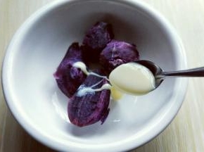 蒸熟的紫薯放入大口器具中，加入炼乳，用调羹碾压成泥。