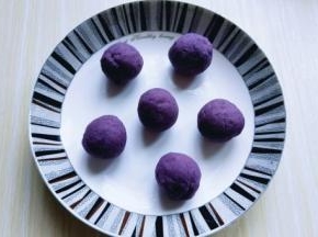将紫薯泥搓成小团。