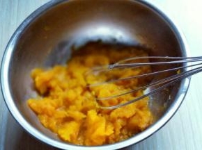 南瓜去皮洗干净。切小块隔水蒸熟。(约15分钟样子)将蒸熟的南瓜用手动打蛋器抽打，打成泥状即可。