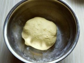 加入糯米粉，揉成面团。(我为什么没有写糯米粉的克数？答； 因为不同的粉吸水不同，还有蒸南瓜的水份也不同，所以我写了根据实际情况。