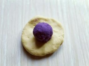 取小块面团，用手心压扁，放上做好的紫薯馅。虎口手法包起来。