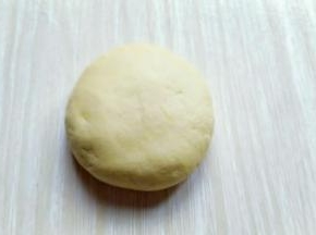 收口朝下，用手心轻轻按压，压扁，依次做完。(一次吃不完的话可以密封好放入冰箱速冻)