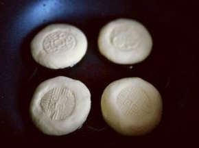 平底锅中加入少许油，油温7成时加入包好的南瓜饼，小火煎两面金黄即可。(我用月饼模具按压了花印，这步可以省略，也可以压出你自己喜欢的花纹)