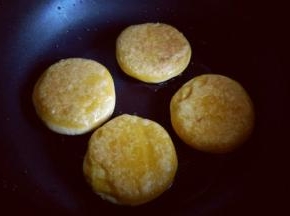 翻一面，记得小火煎两面金黄。(避免表面焦了，里面的糯米还没熟透！)