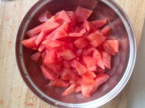 烫好的西红柿去皮，切小丁