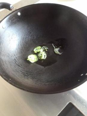 炒锅放少许的油，放入葱花炒出香味