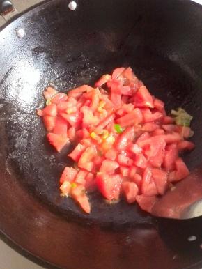 放入西红柿丁，翻炒均匀