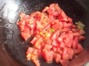 放入西红柿丁，翻炒均匀