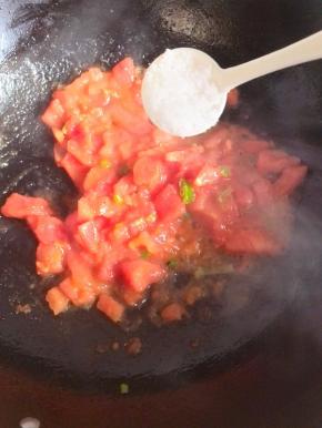 待西红柿变得汤汁浓稠时，放一勺白糖